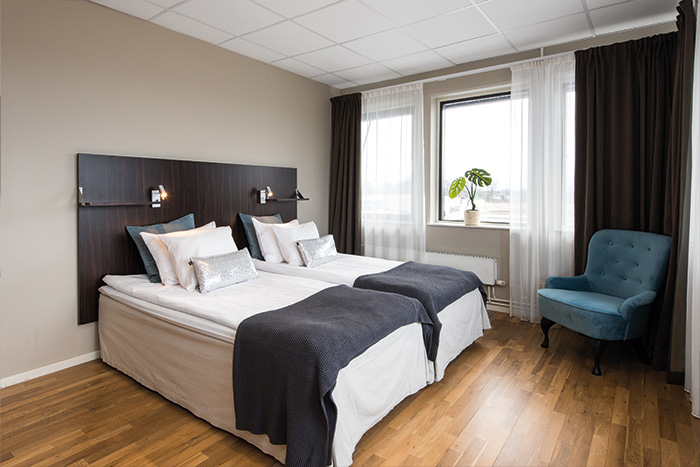 Standardrum med dubbelsäng på hotell i Uppsala